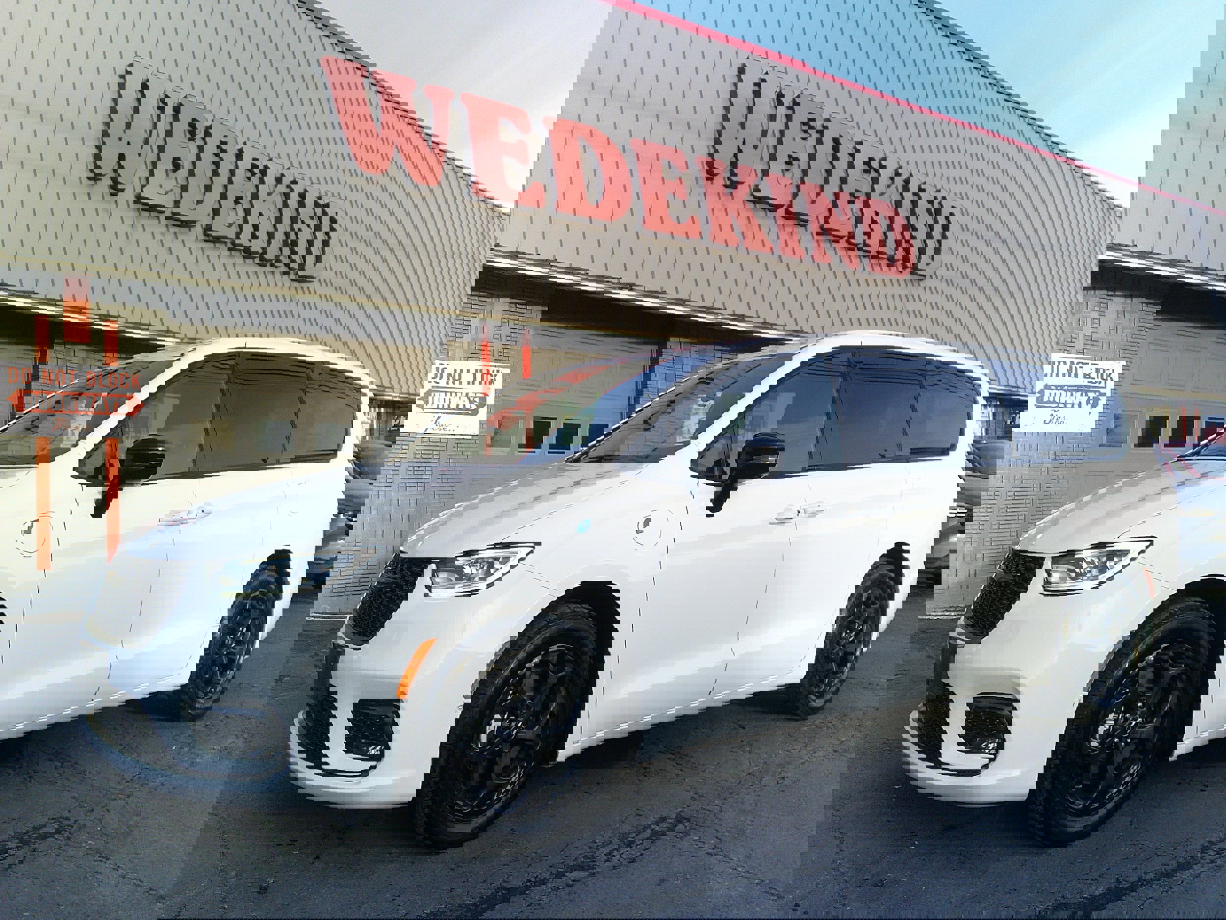 Used 2024 Chrysler Pacifica Select