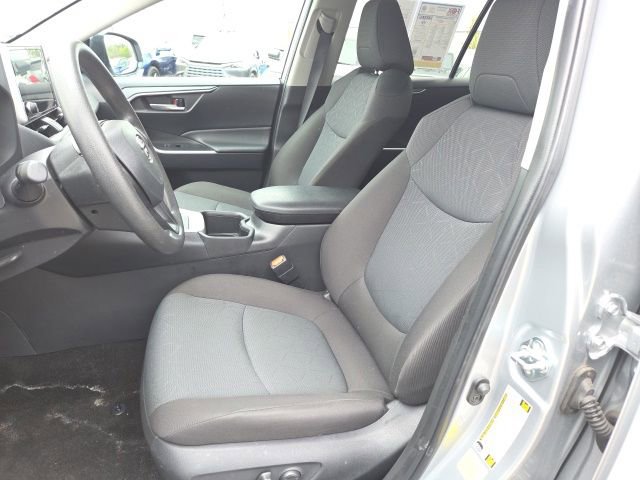 Used 2025 Toyota RAV4 XLE AWD/4WD image 9