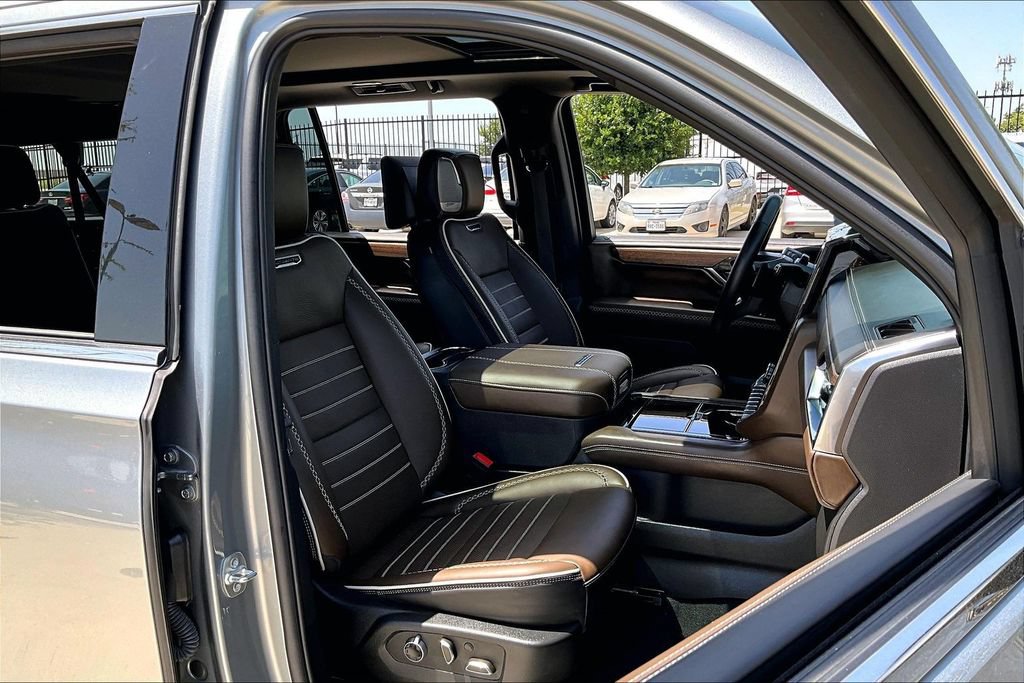Used 2025 GMC Yukon XL Denali Ultimate AWD/4WD image 9