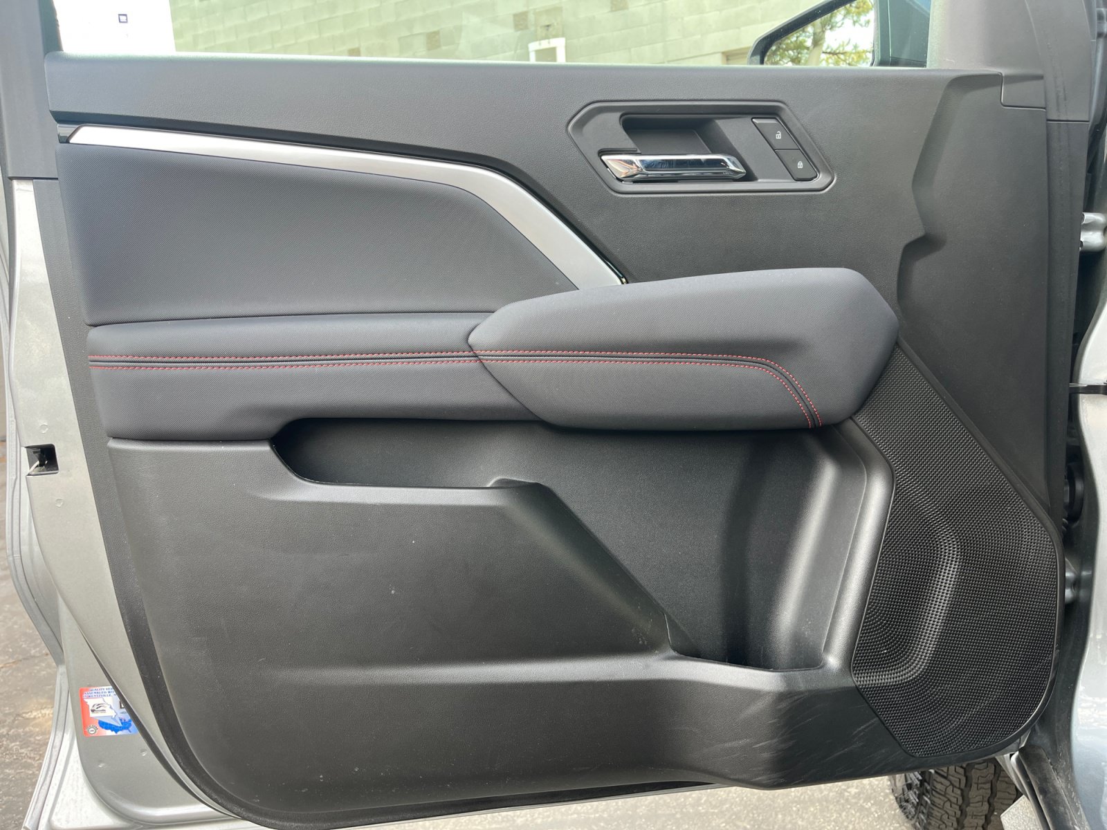 Used 2025 Chevrolet Colorado Z71 w/ Technology Package AWD/4WD image 9