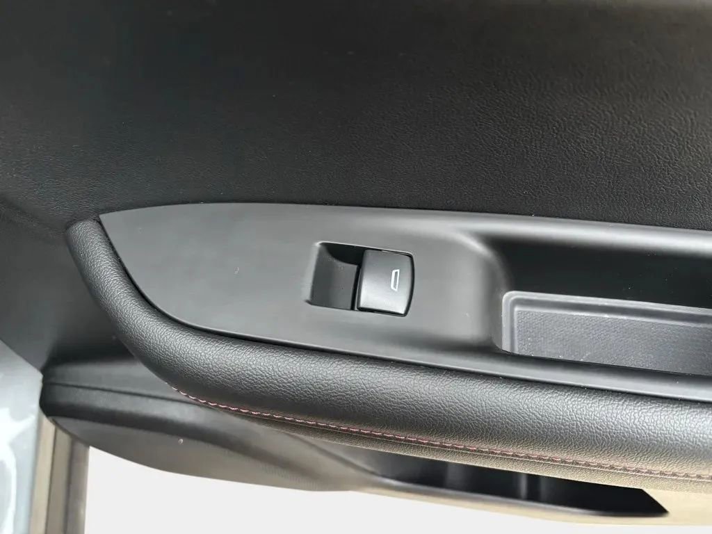 Used 2025 Chevrolet Blazer RS image 28