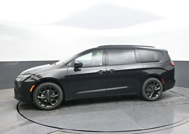 New 2027 Chrysler Pacifica Limited FWD image 2