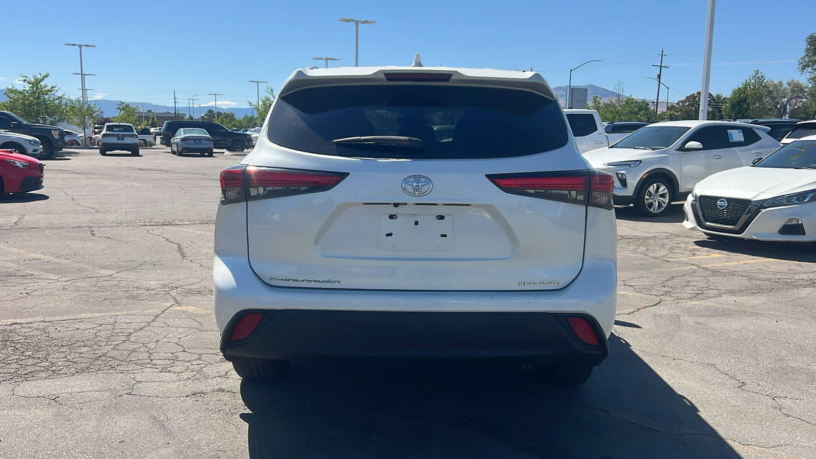 Used 2020 Toyota Highlander XLE AWD/4WD image 6