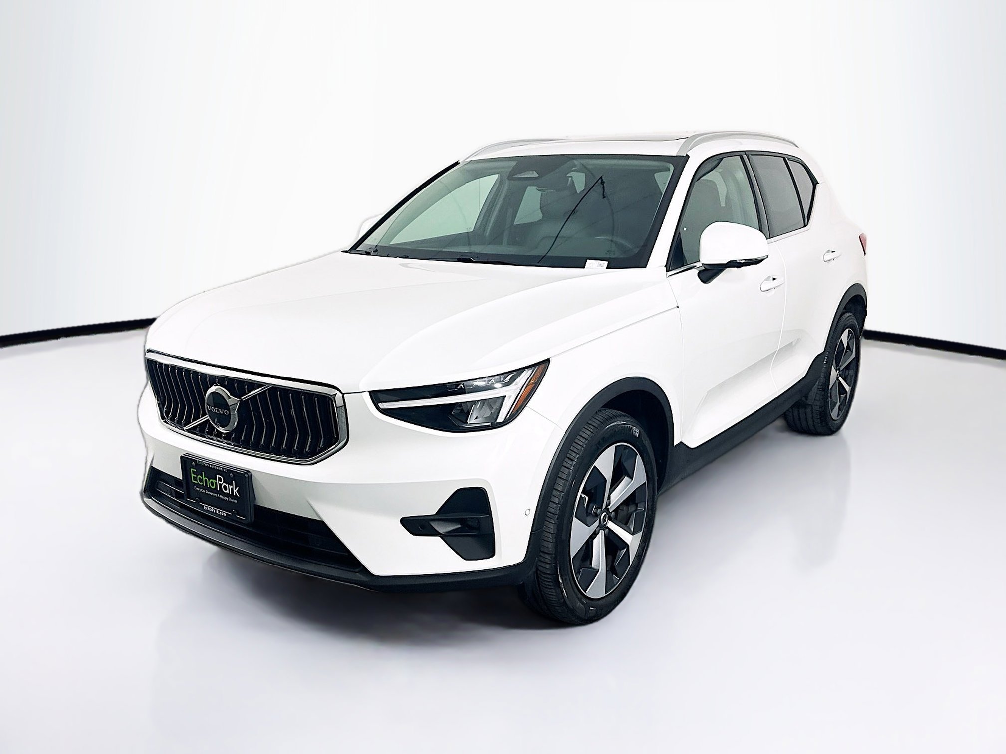 Used 2025 Volvo XC40 B5 Plus AWD/4WD image 3