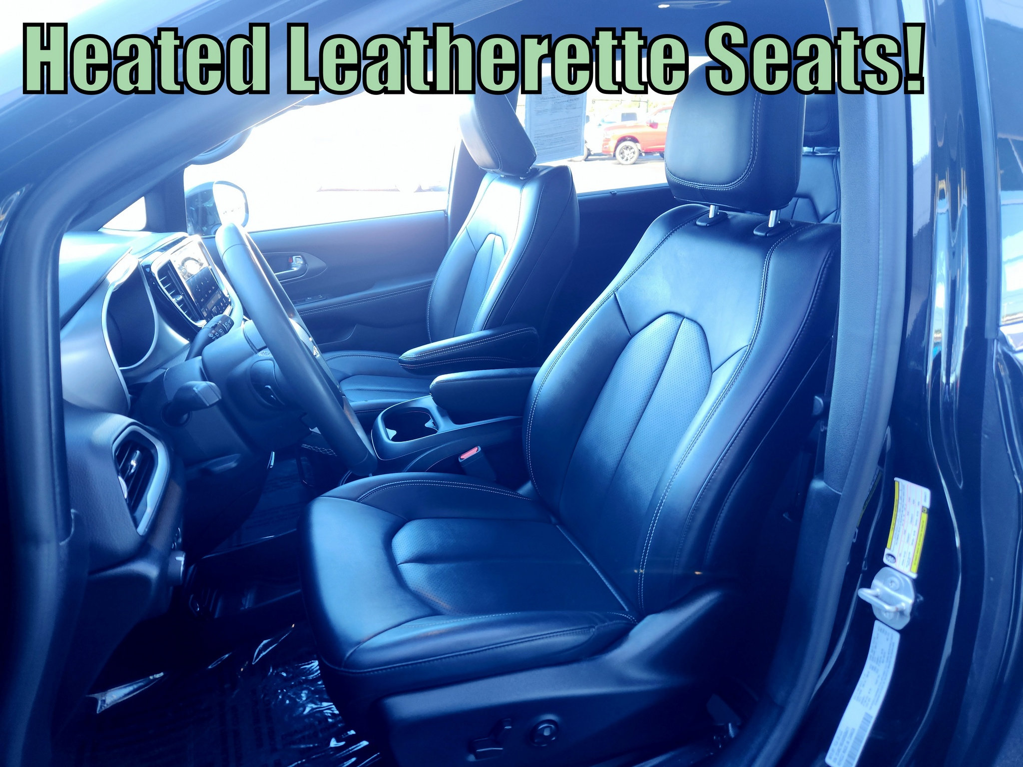 Used 2025 Chrysler Pacifica Select FWD image 2