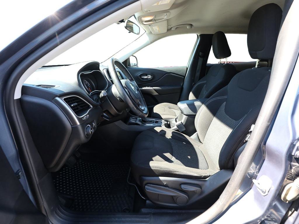 Used 2019 Jeep Cherokee Latitude w/ Cold Weather Group FWD image 11
