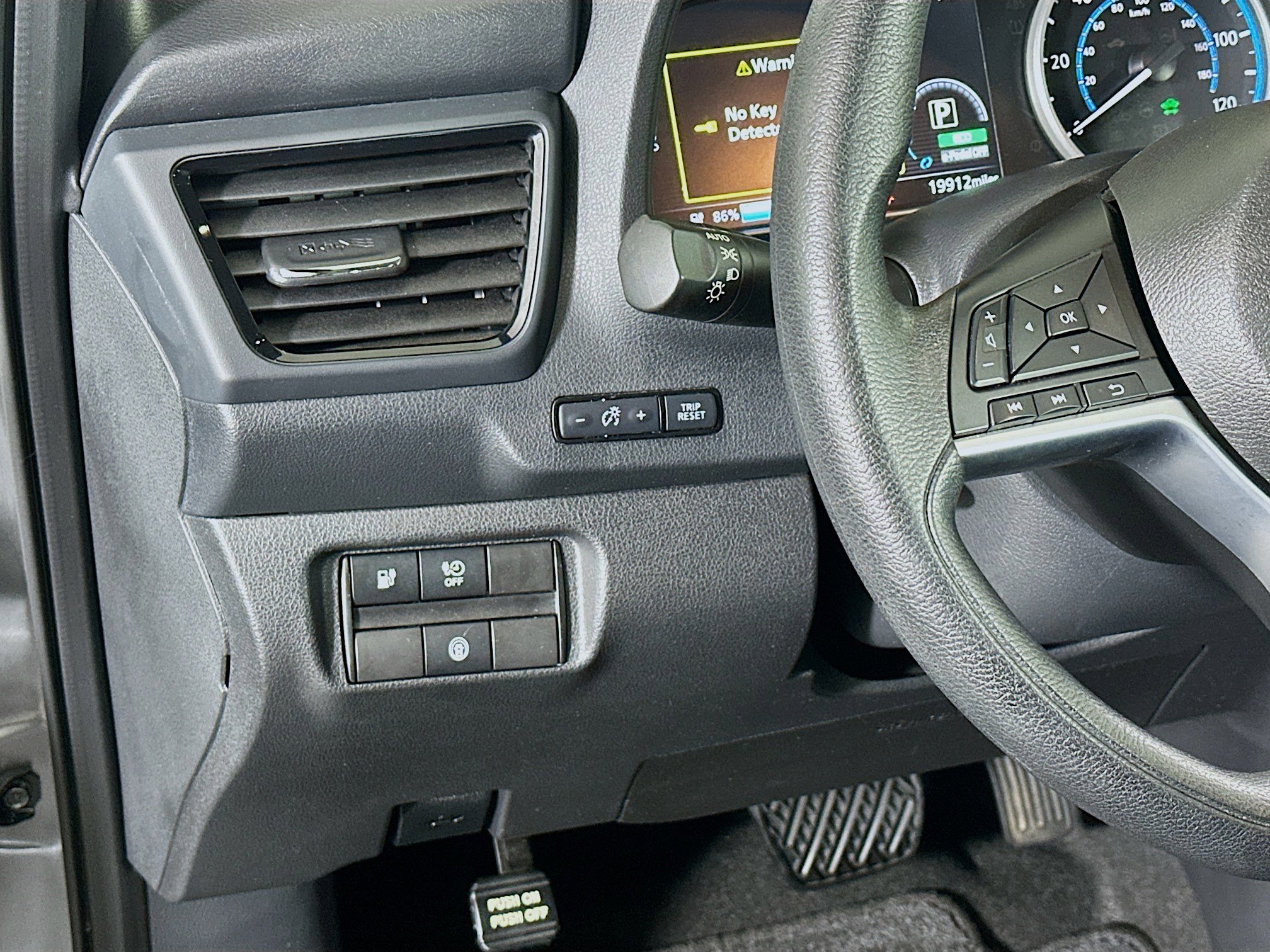 Used 2025 Nissan Leaf S image 17