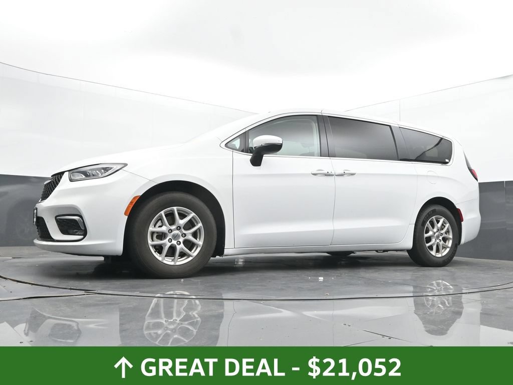 Used 2023 Chrysler Pacifica Touring-L FWD image 47