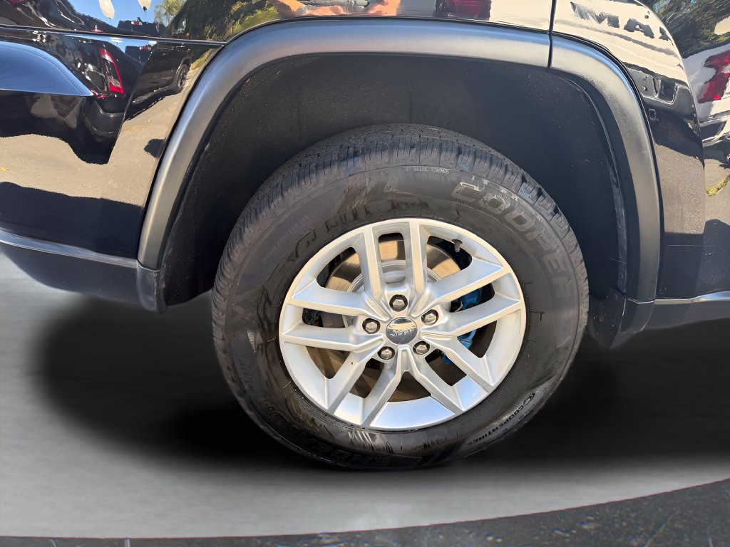 Used 2017 Jeep Grand Cherokee Laredo w/ Quick Order Package 23E AWD/4WD image 12