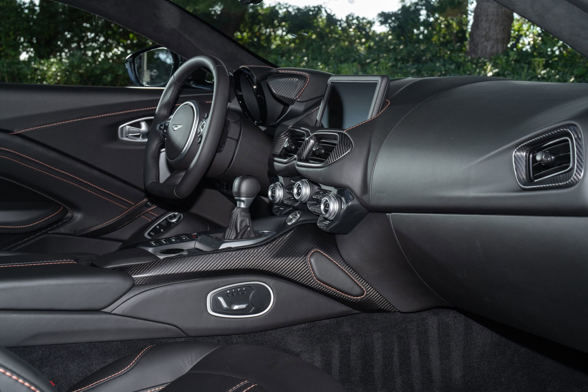 Used 2021 Aston Martin V8 Vantage Coupe RWD image 15