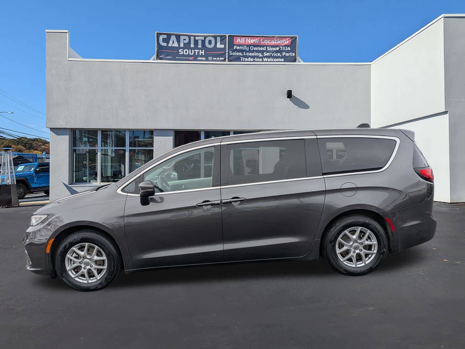 Used 2023 Chrysler Pacifica Touring-L FWD image 5