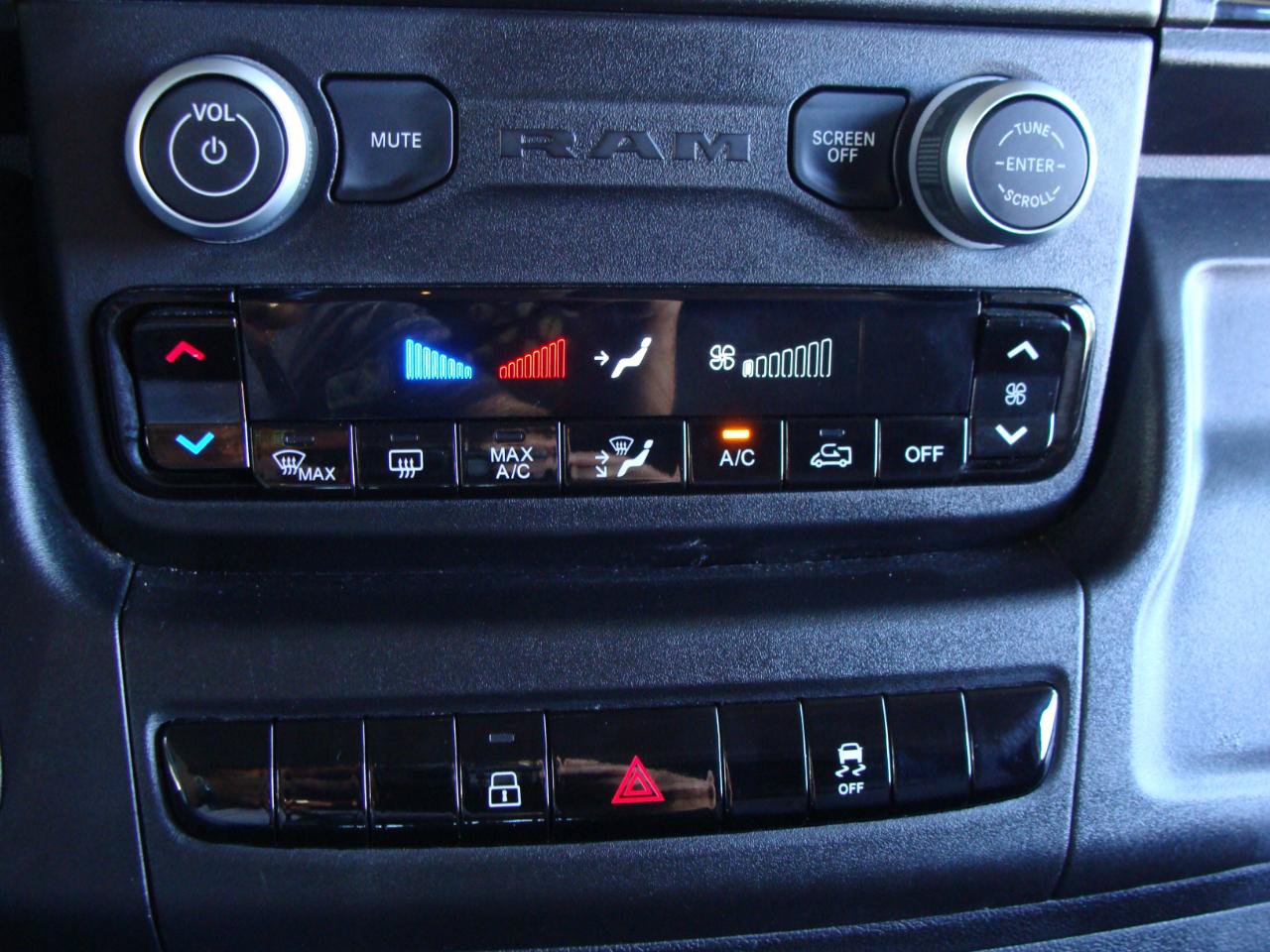 Used 2025 RAM ProMaster 2500 w/ U-Haul Equipment Group FWD image 18