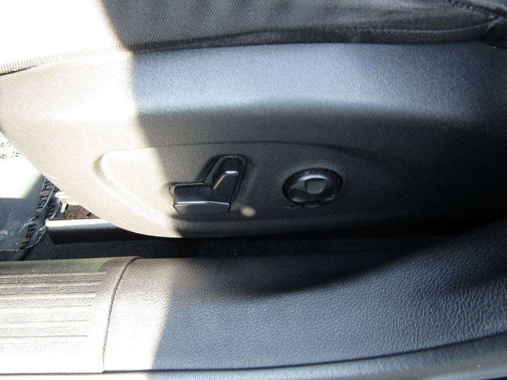 Used 2015 Chrysler 200 Limited w/ Convenience Group FWD image 11