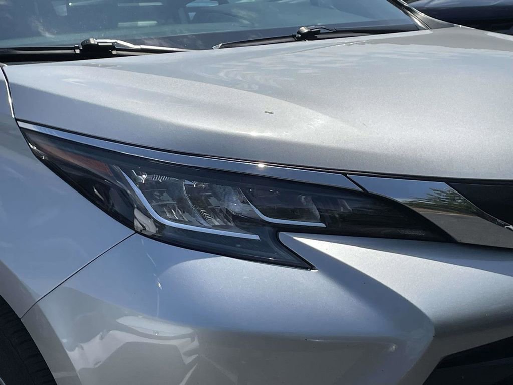 Used 2021 Toyota Sienna LE FWD image 2