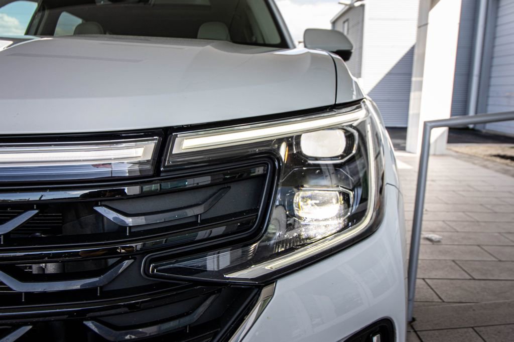 Used 2024 Volkswagen Atlas SEL Premium R-Line image 9