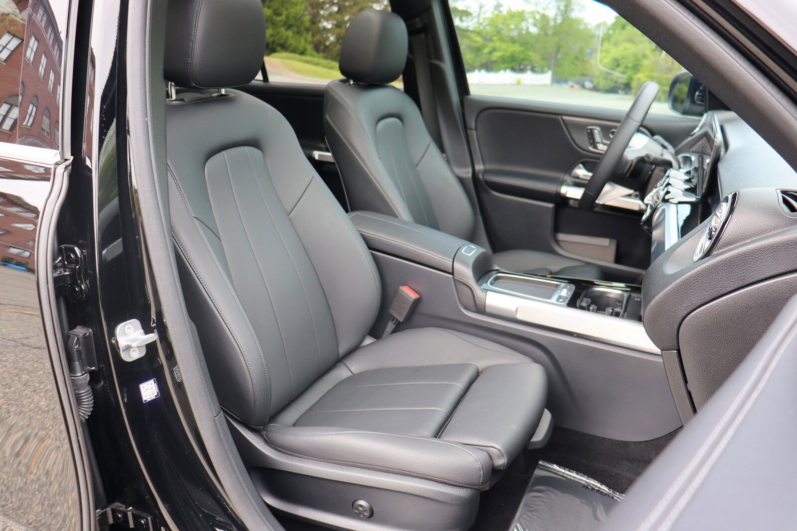 Used 2024 Mercedes-Benz GLB 250 w/ Driver Assistance Package image 19