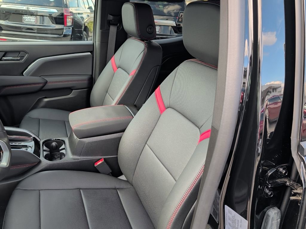 Used 2025 Chevrolet Colorado Z71 w/ Midnight Edition image 12