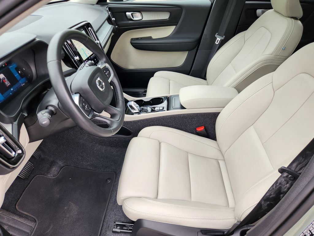 Certified 2025 Volvo XC40 B5 Plus AWD/4WD image 9