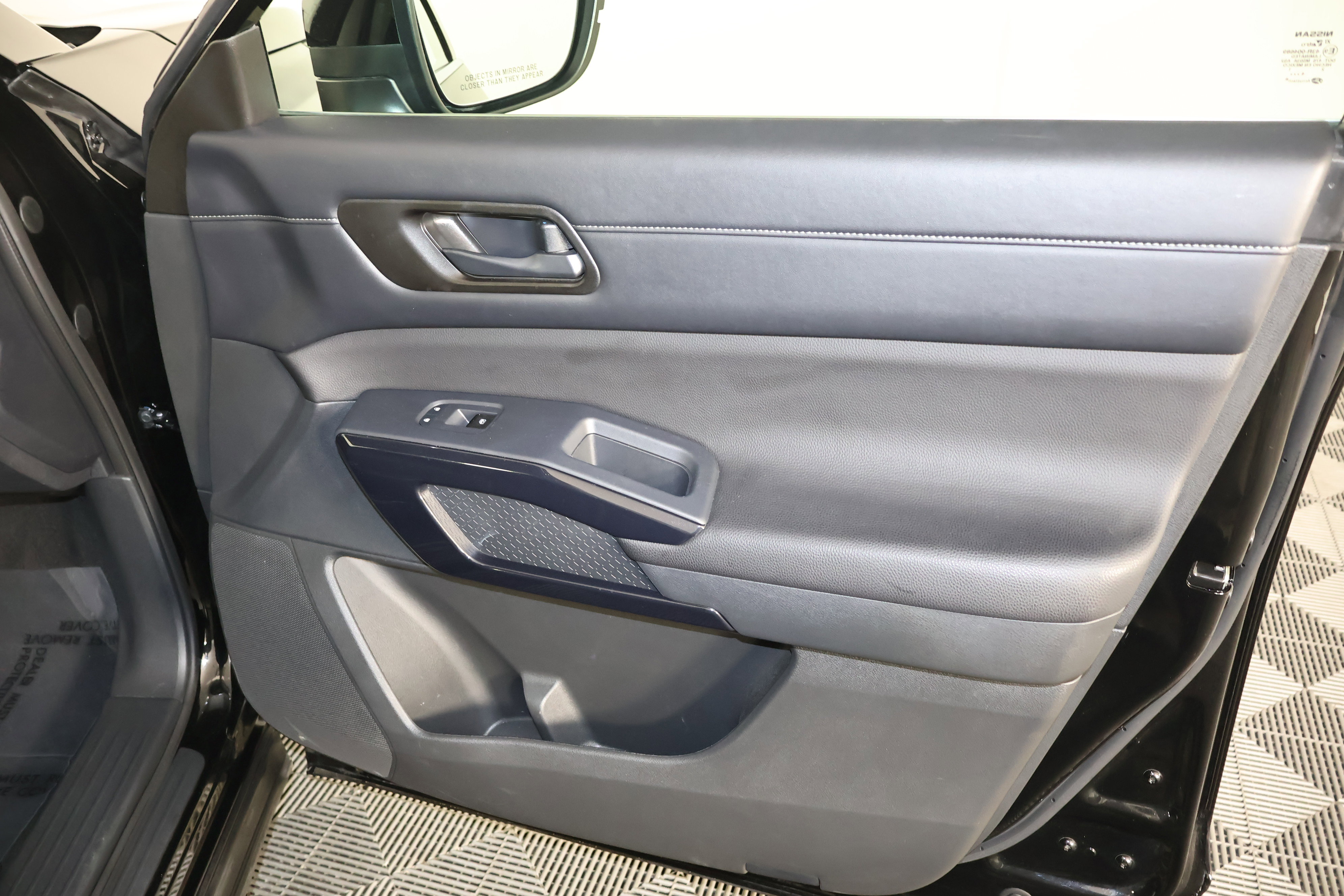 Used 2025 Nissan Pathfinder SV image 41