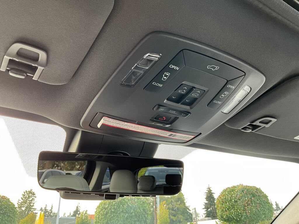 Used 2021 Toyota Sienna XSE FWD image 17