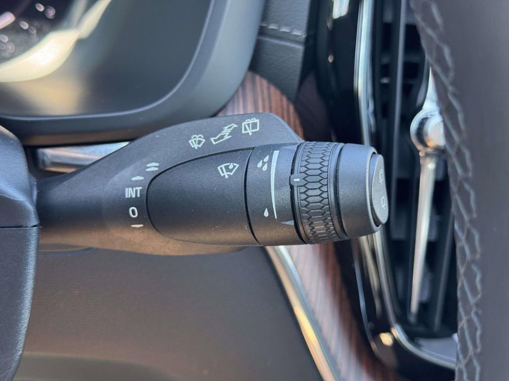 Used 2023 Volvo XC60 B6 Ultimate w/ Protection Package Premier image 25