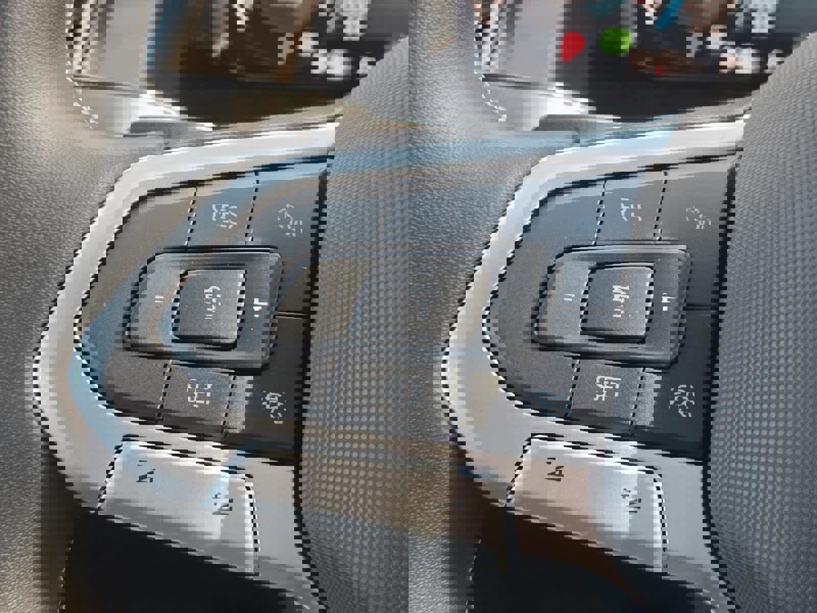 Certified 2025 Volkswagen Atlas SE image 30