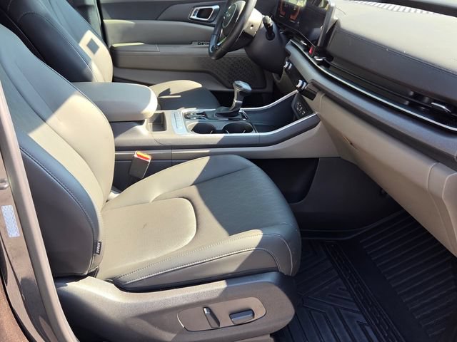Used 2025 Kia Carnival EX FWD image 17