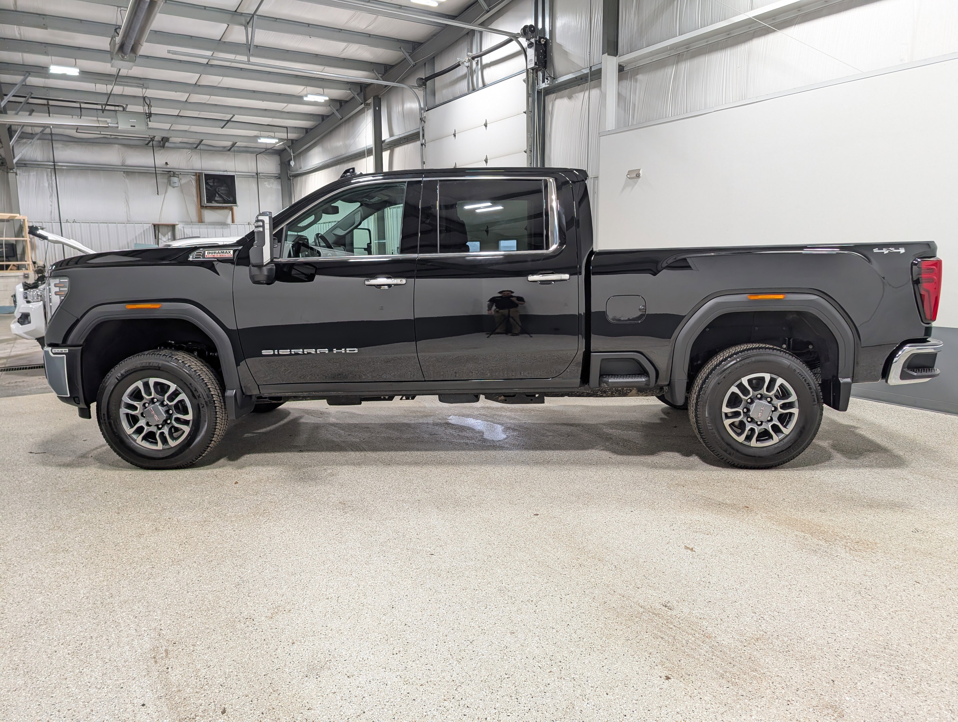 Used 2024 GMC Sierra 3500 SLT w/ SLT Convenience Package image 6