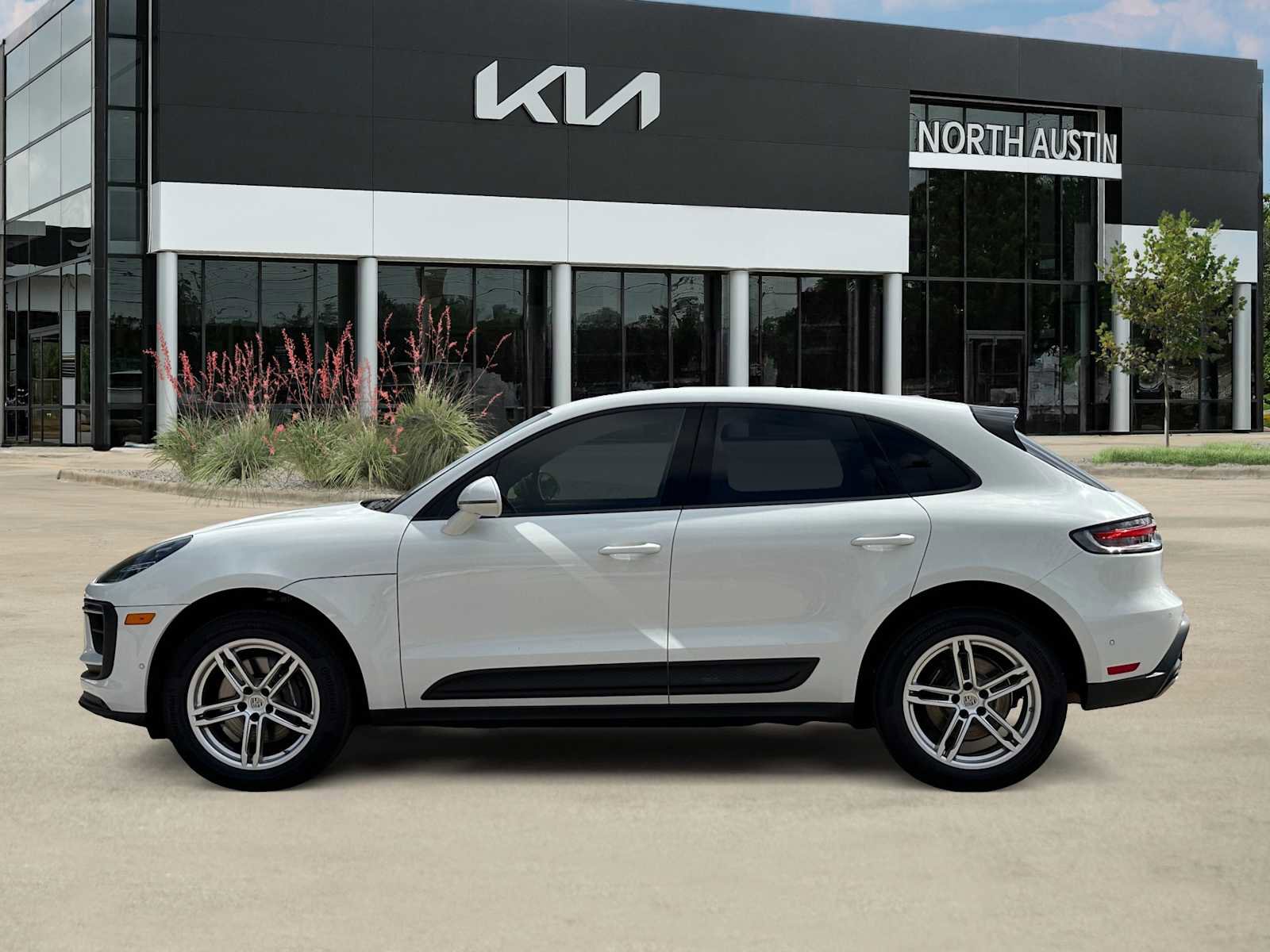 Used 2024 Porsche Macan w/ Premium Plus Package image 3