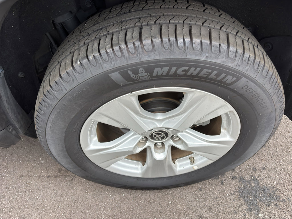 Used 2021 Toyota RAV4 LE AWD/4WD image 6