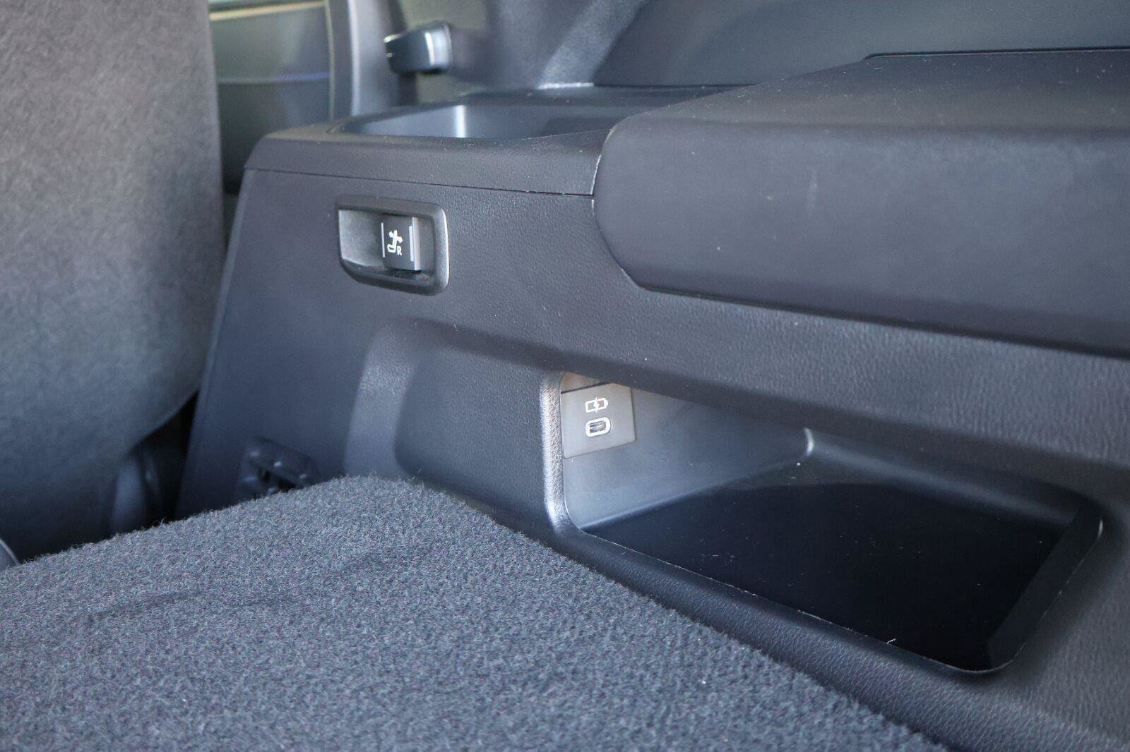 Used 2025 Toyota Sequoia Platinum AWD/4WD image 30