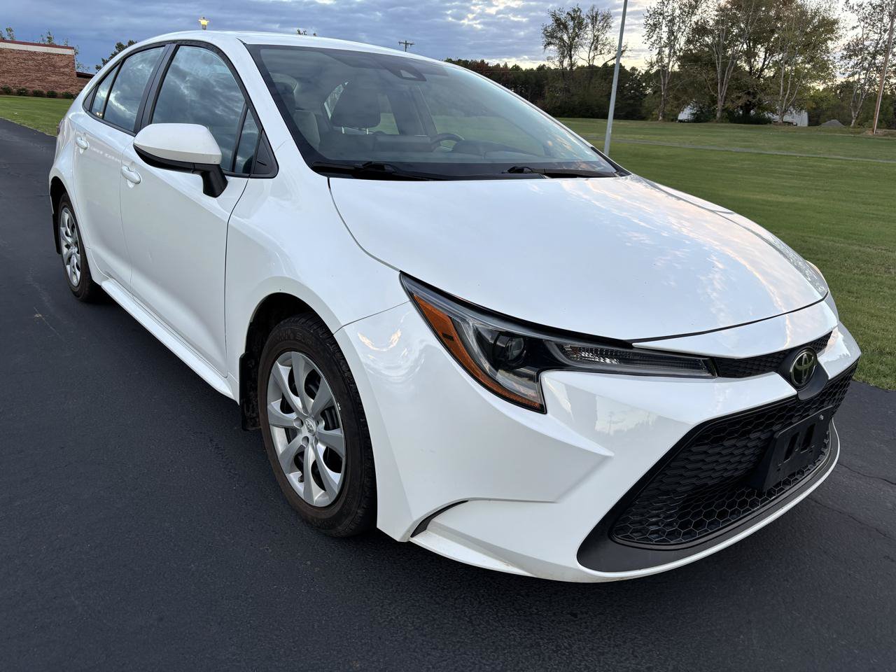 Used 2022 Toyota Corolla LE FWD image 3