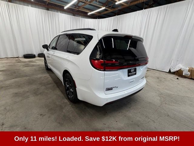 Used 2025 Chrysler Pacifica Limited FWD image 11