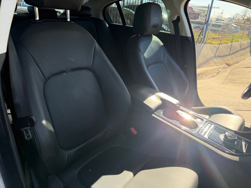 Used 2017 Jaguar XE Premium RWD image 29