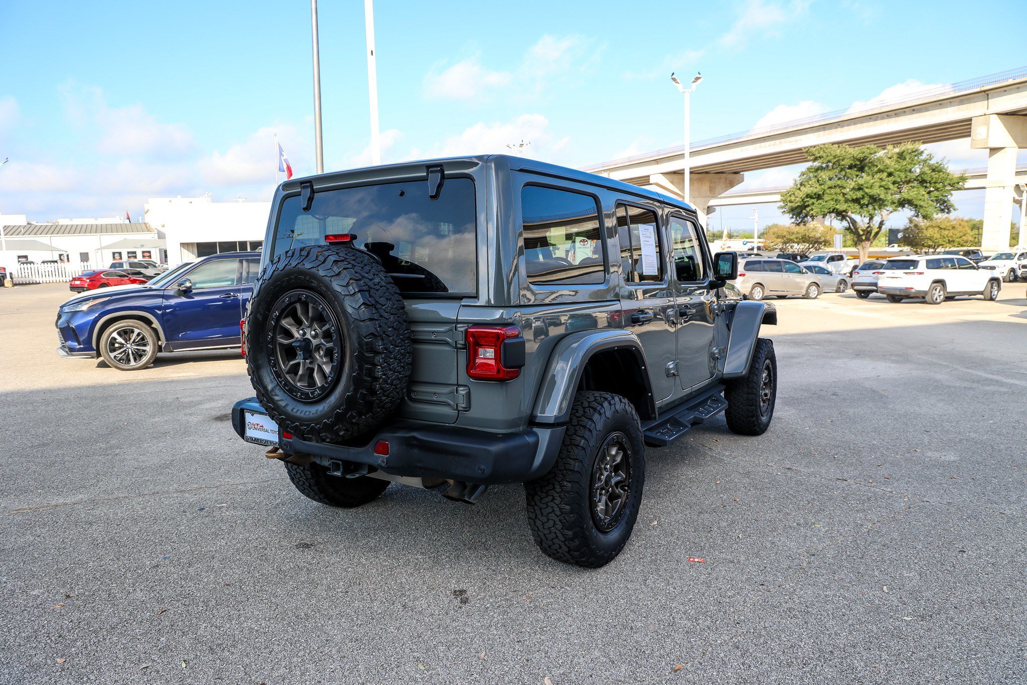 Used 2022 Jeep Wrangler Unlimited Rubicon w/ Trailer Tow Package AWD/4WD image 8
