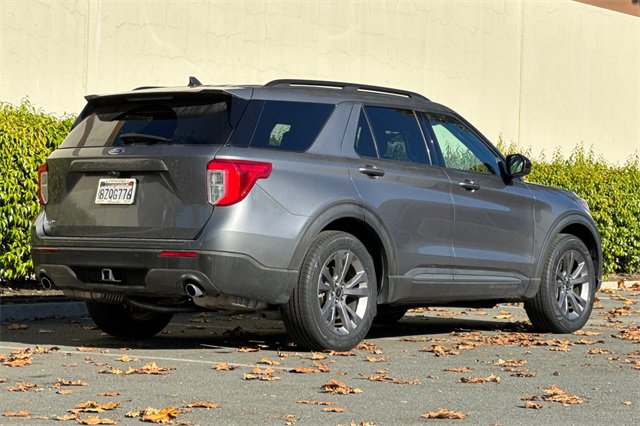 Used 2022 Ford Explorer XLT w/ Equipment Group 202A image 4