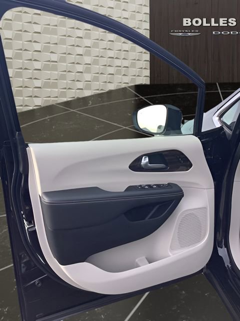 Certified 2024 Chrysler Pacifica Limited image 16
