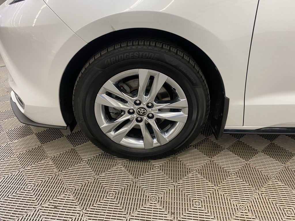 Used 2022 Toyota Sienna Limited image 6