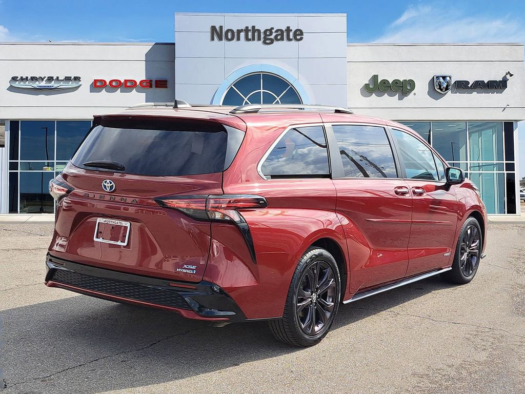 Used 2021 Toyota Sienna XSE w/ XSE Plus Package image 4