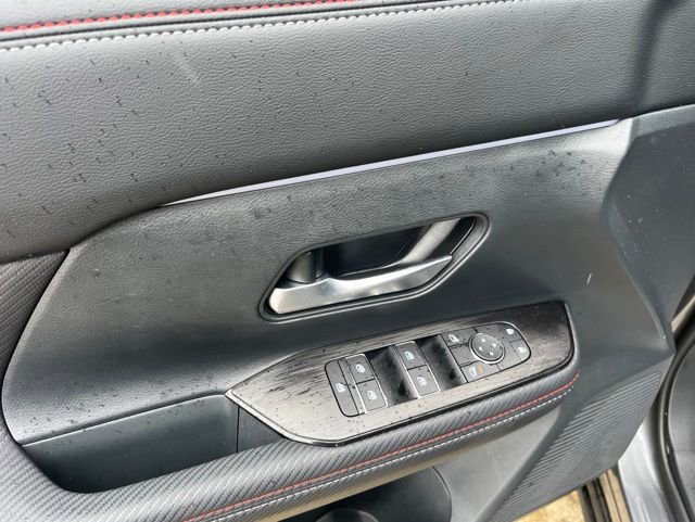 Used 2025 Nissan Kicks SR FWD image 11