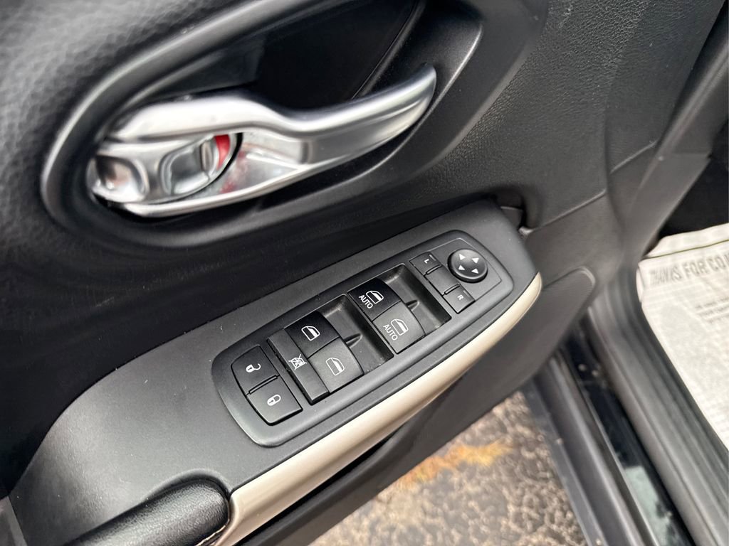 Used 2018 Jeep Cherokee Limited image 34