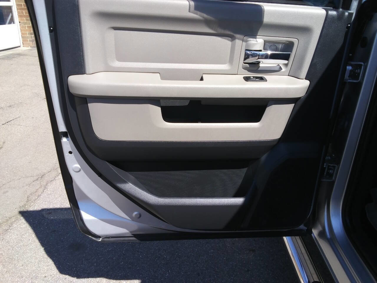 Used 2011 RAM 2500 SLT image 23