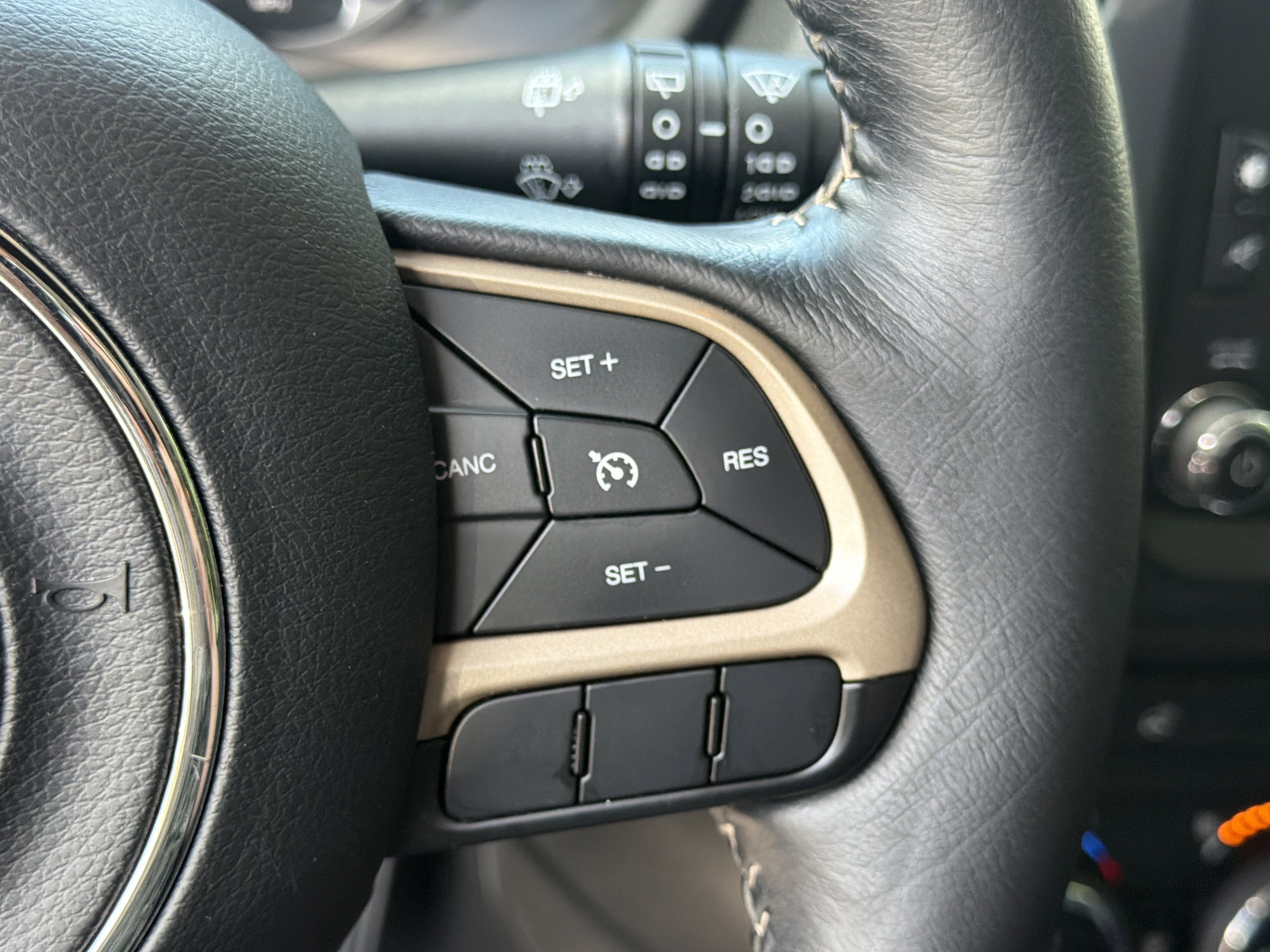 Used 2016 Jeep Renegade Limited FWD image 36