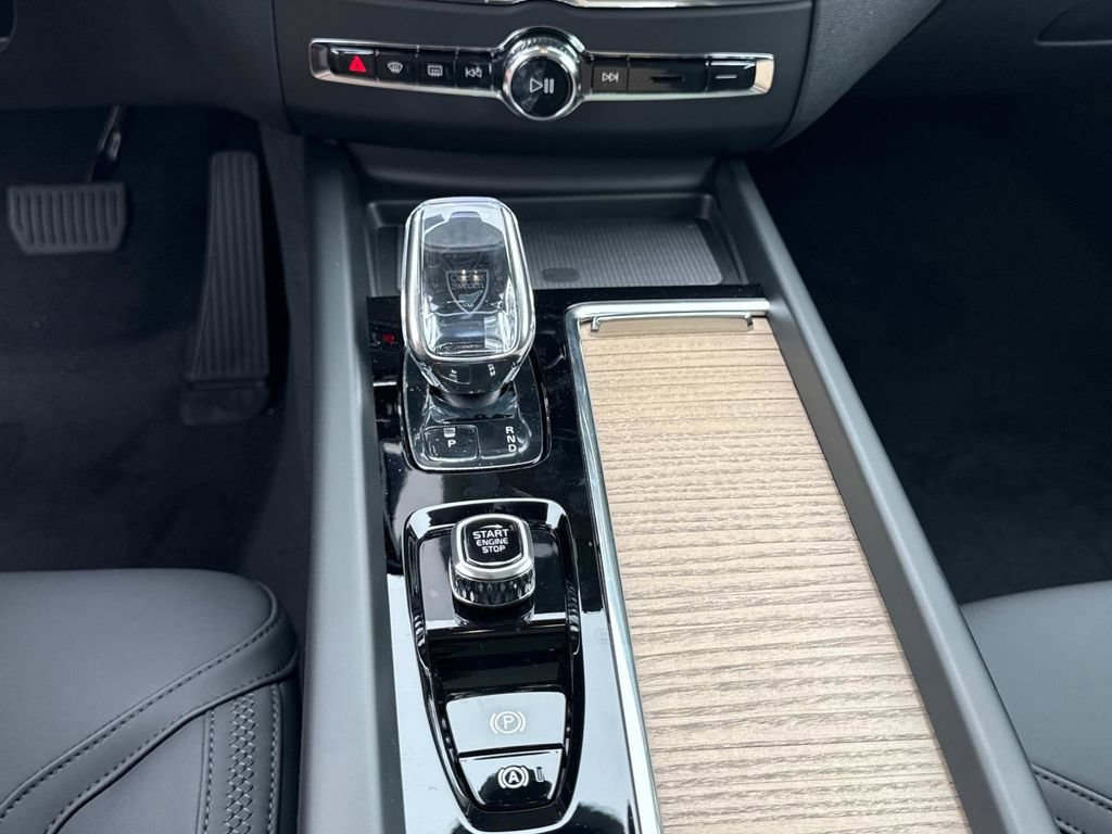 Certified 2026 Volvo XC60 B5 Plus w/ Climate Package AWD/4WD image 24