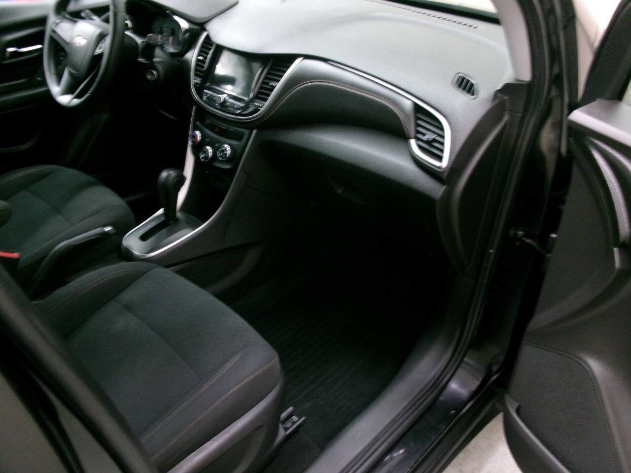 Used 2018 Chevrolet Trax LS image 24