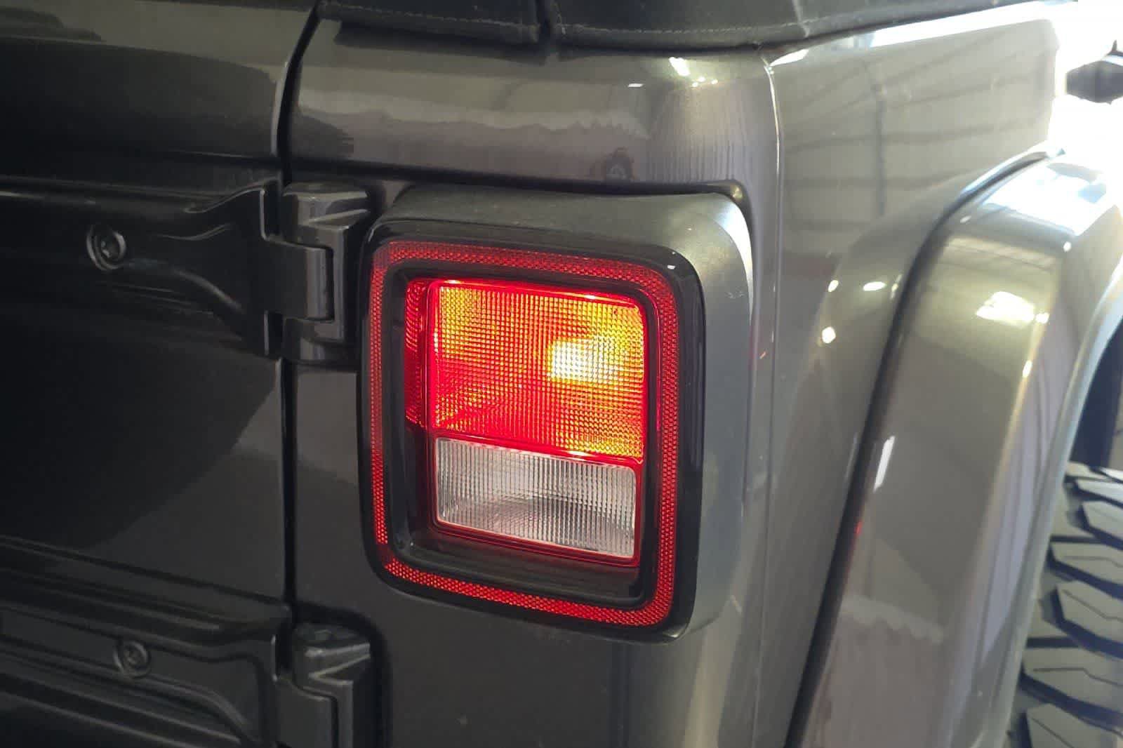 Used 2019 Jeep Wrangler Unlimited Sahara AWD/4WD image 13