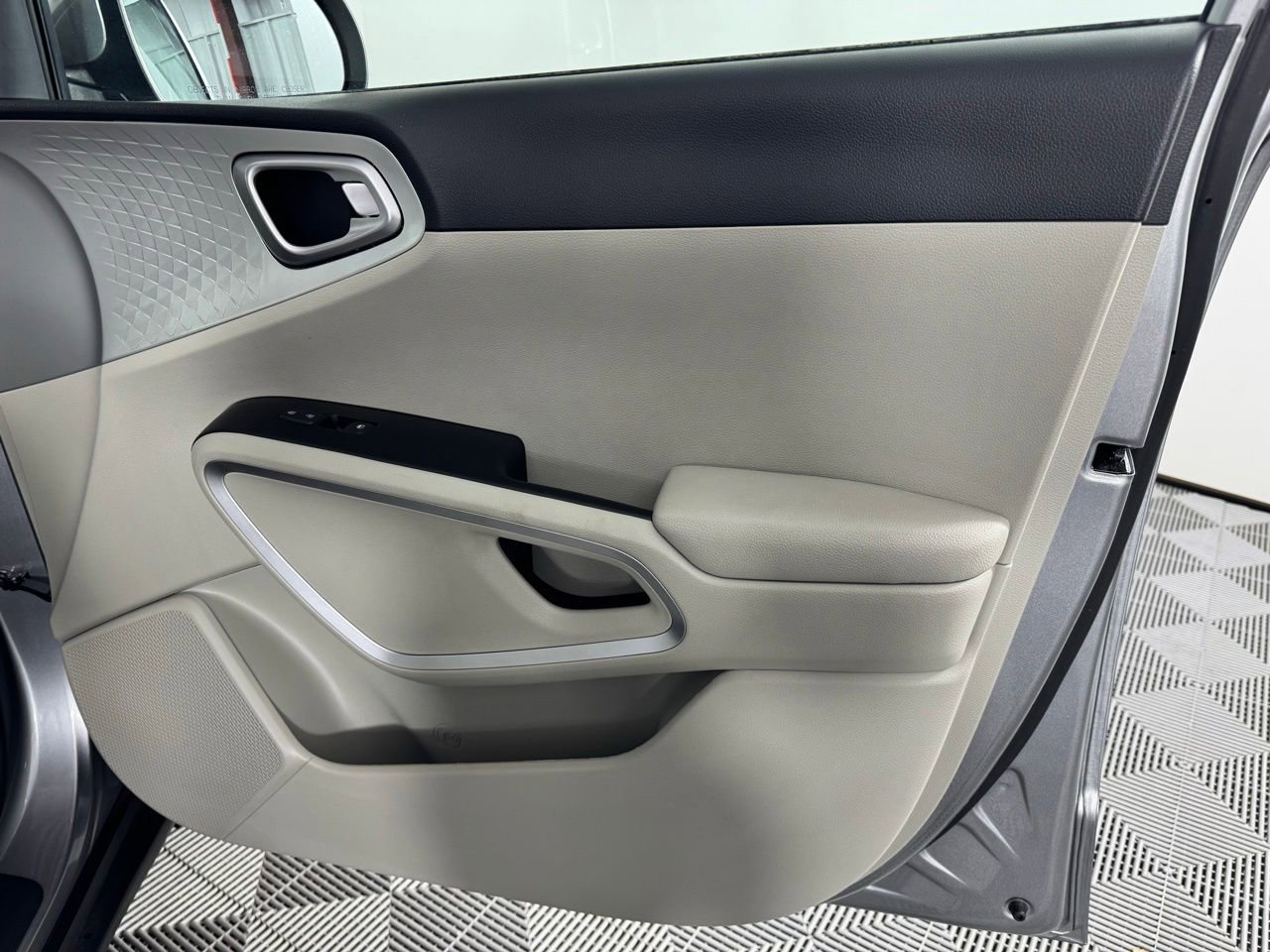 Used 2025 Kia Soul LX w/ LX Technology Package FWD image 29