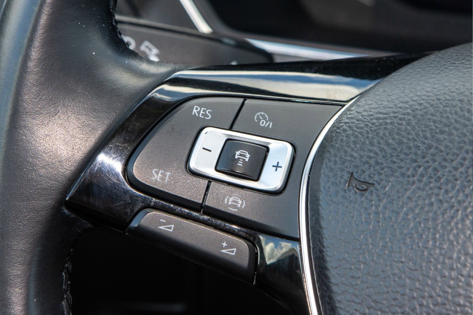 Used 2019 Volkswagen Tiguan SEL image 30