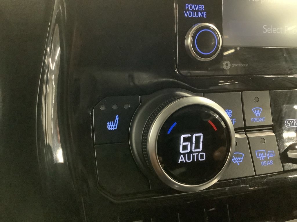 Used 2022 Toyota Highlander XLE AWD/4WD image 11