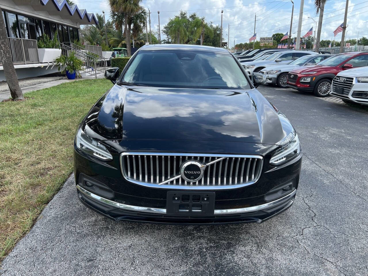 Used 2023 Volvo S90 B6 Plus image 3